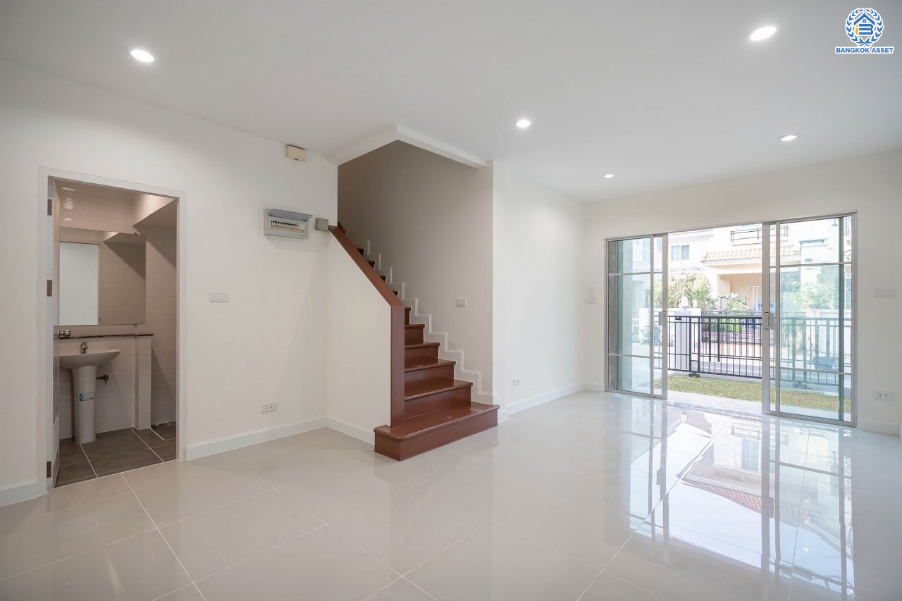 บ้านมือสองตกแต่งใหม่ แบรนด์ Property Perfect ม.เดอะวิลล่า ราชพฤกษ์-ท่าอิฐ ทาวน์เฮ้าส์ เนื้อที่ 18 ตร.ว. ฟังก์ชัน 3 ห้องนอน 2 ห้องน้ำ 1 ที่จอดรถ บนทำเลเชื่อมต่อทั้งถนนรัตนาธิเบศร์ และถนนราชพฤกษ์ และเพียง 10 นาทีถึงรถไฟฟ้า "สถานีบางรักน้อยท่าอิฐ"